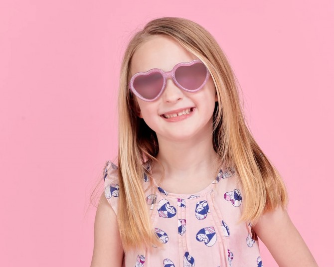 Okularki przeciwsłoneczne serca różowe z brokatem Babiators Sparkle Squad